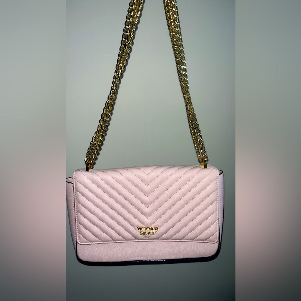 Shoulder bag with gold chains